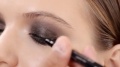 Aprende a lograr el smokey eye perfecto al estilo Dior