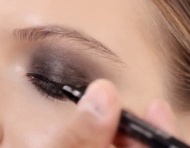 Aprende a lograr el smokey eye perfecto al estilo Dior
