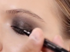Aprende a lograr el smokey eye perfecto al estilo Dior [Video]