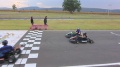 Fotografía de pareja en Go-Kart de Mayra y Gonzalo