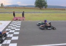 Fotografía de pareja en Go-Kart de Mayra y Gonzalo