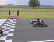 Fotografía de pareja en Go-Kart de Mayra y Gonzalo