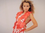Espreite os bastidores de uma sessão fotográfica de vestidos de açúcar