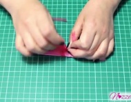 Tutorial DIY per creare fiori di carta decorativi
