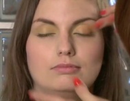Come creare uno smokey eyes estivo